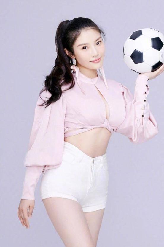 大嫂徐冬冬太会撩了，打五个“结”都藏不住性感，不愧是足球宝贝