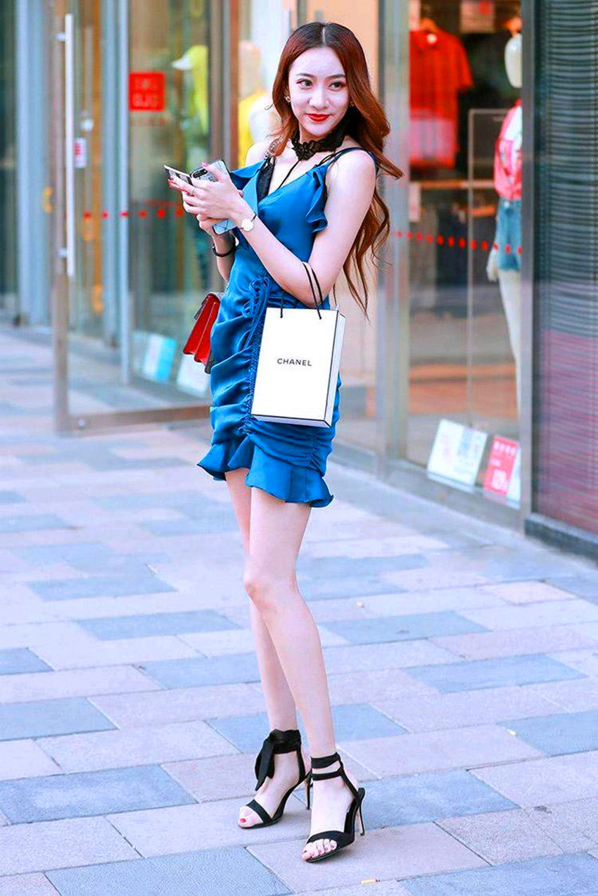 好性感的小姐姐啊！身穿紧身包臀裙，展现丰腴的身材！美不胜收！