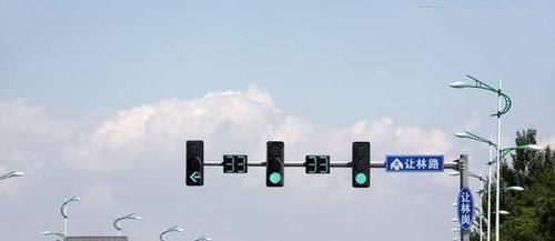  提醒■后车大灯闪三下是什么意思？懂以下汽车灯语的，都是老司