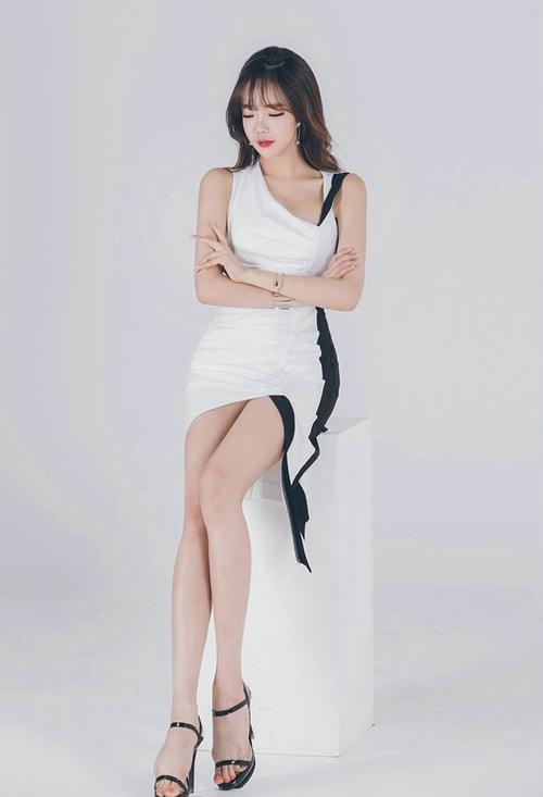 人气美女模特穿紧身连衣短裙，翘臀圆润身姿曼妙拍性感写真！