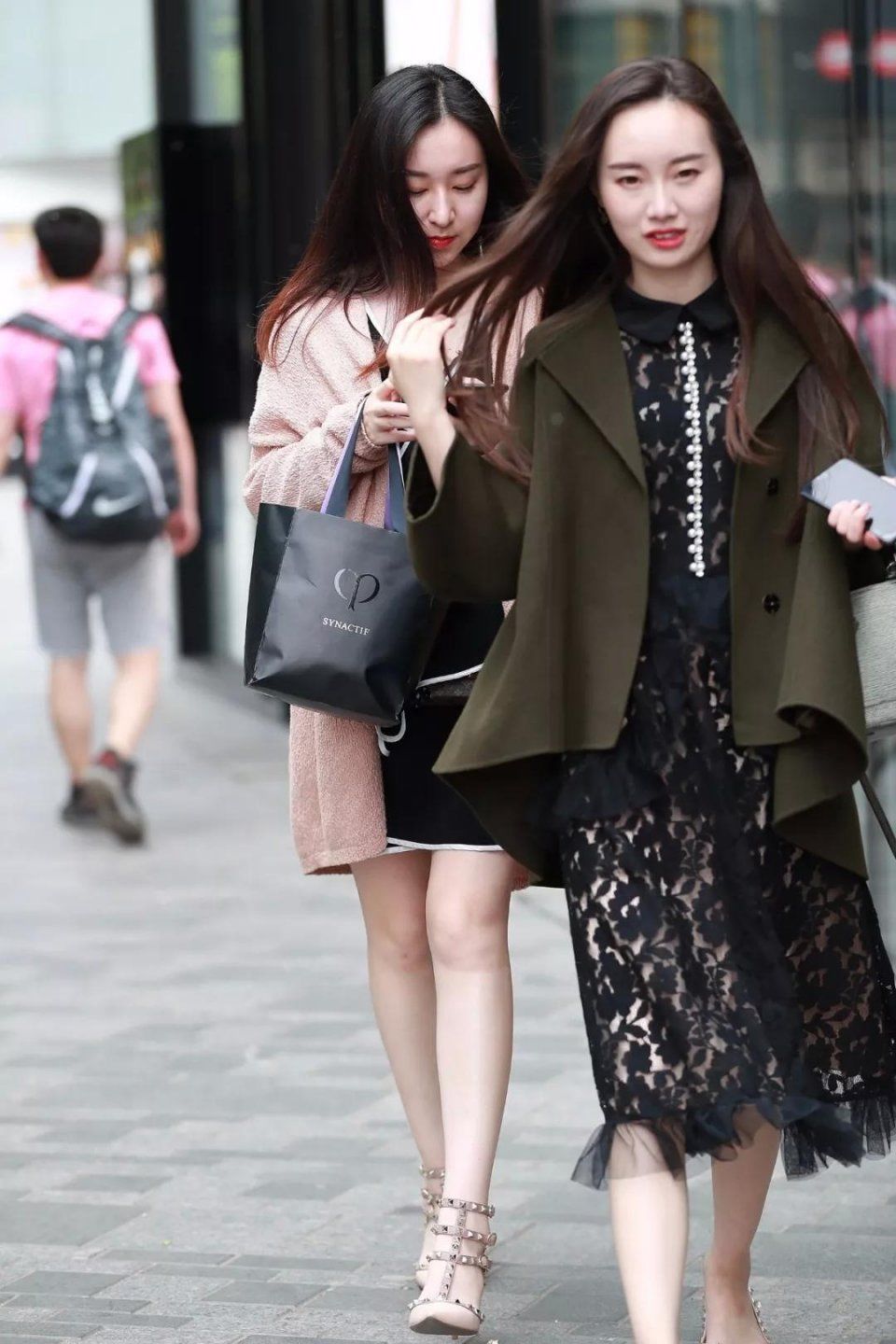 身材略丰满，肤白性感的长发美女，美腿亮白，离不开的小姐姐