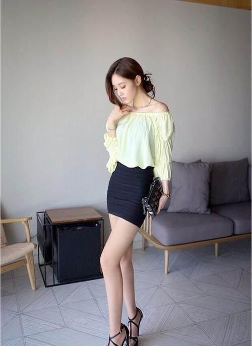 高跟鞋配性感短裙在手，显得特有女人味