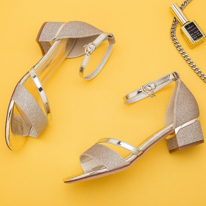 女人的气质全在脚上，小高跟凉鞋不是恨天高不伤脚，夏日穿很清爽