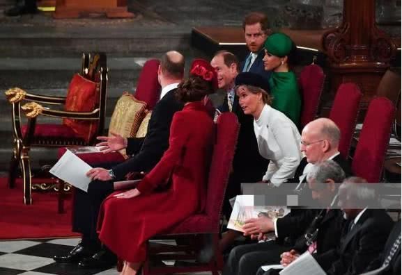 『 凯特』梅根选绿裙用力过猛沦为陪衬，红绿斗艳！凯特王妃穿红裙美成焦点