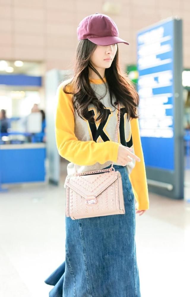 杨幂字母T配牛仔裙造型现身机场，网友：休闲风的幂幂也很美