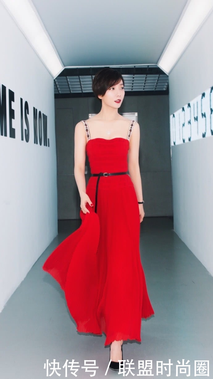 王珞丹真敢穿！全身只穿一件黑西装，搭配皮短靴却显腿粗！