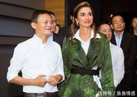 约旦王后到访杭州，两套衣服尽显高贵优雅，与马云一起看锦鲤