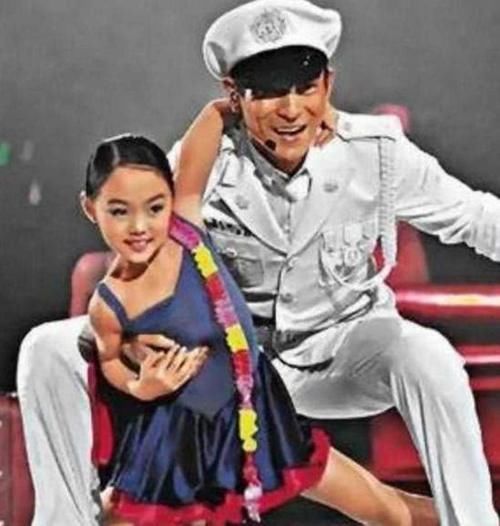 「过利智」李连杰女儿近照美过利智!七岁为刘德华伴舞,八岁陪成龙走红毯