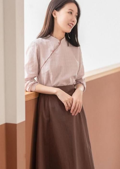  「女生」身高不足160的女生，开春建议“中式上衣＋半裙”，清纯减龄又显高