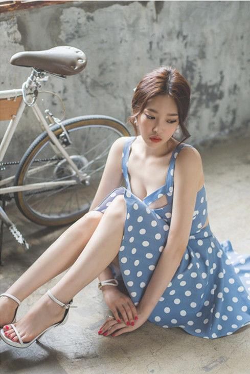 吊带上衣搭配短裙，展示傲人身材