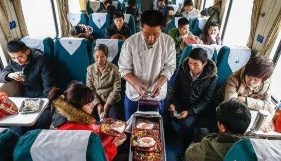  【卖盒饭】一趟火车有这么多乘客，为什么几十份的盒饭却卖不完