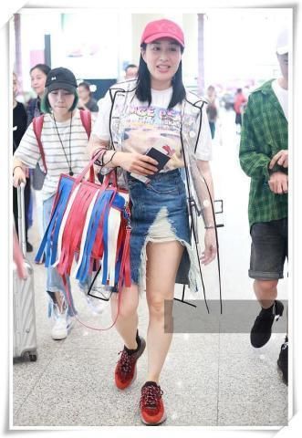 钟丽缇刘诗诗都98斤，同穿牛仔短裤，网友：这差距太尴尬