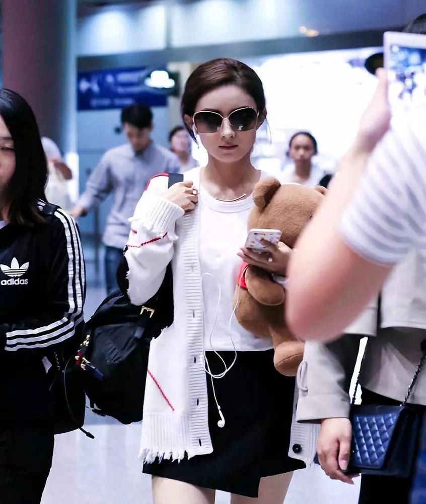 赵丽颖出关，穿吊带连体裤脚踩细高跟，小蛮腰实力打破怀孕传闻