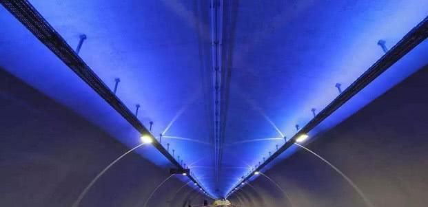 中国神秘工程遭曝光?耗资2600亿将火车开进海里，美日：佩服