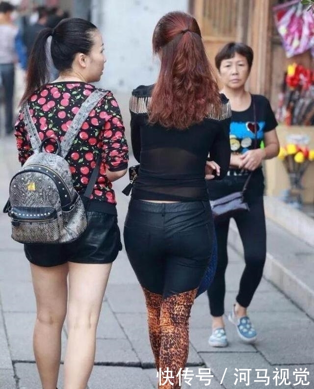 「主旋律」时尚街拍:不经意间,牛仔裤已经成为姑娘们逛街的主旋律!