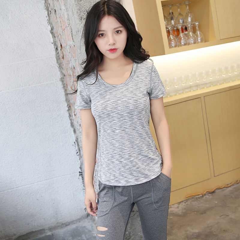 身材火辣的女人，在健身房扎堆，穿上瑜伽服更撩人，裹出杨柳腰