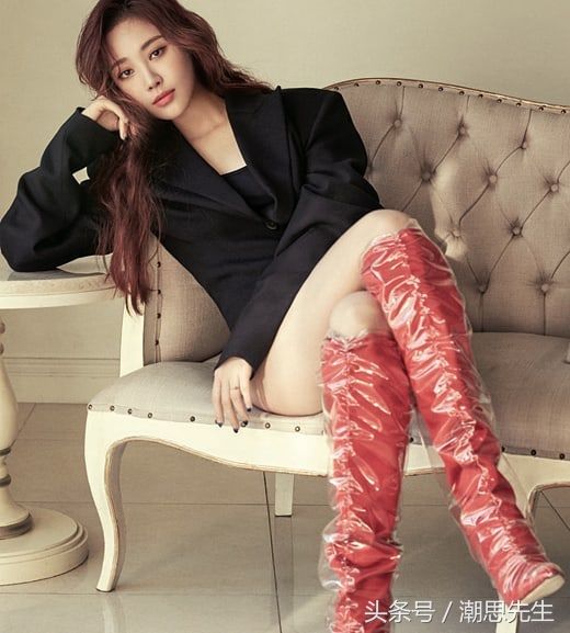 保价5亿的美腿并不是她唯一看点，其实她也有邻家的一面