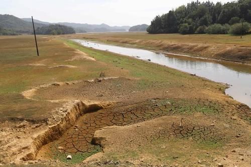  「干涸」直击旱情：降雨偏少 水库干涸