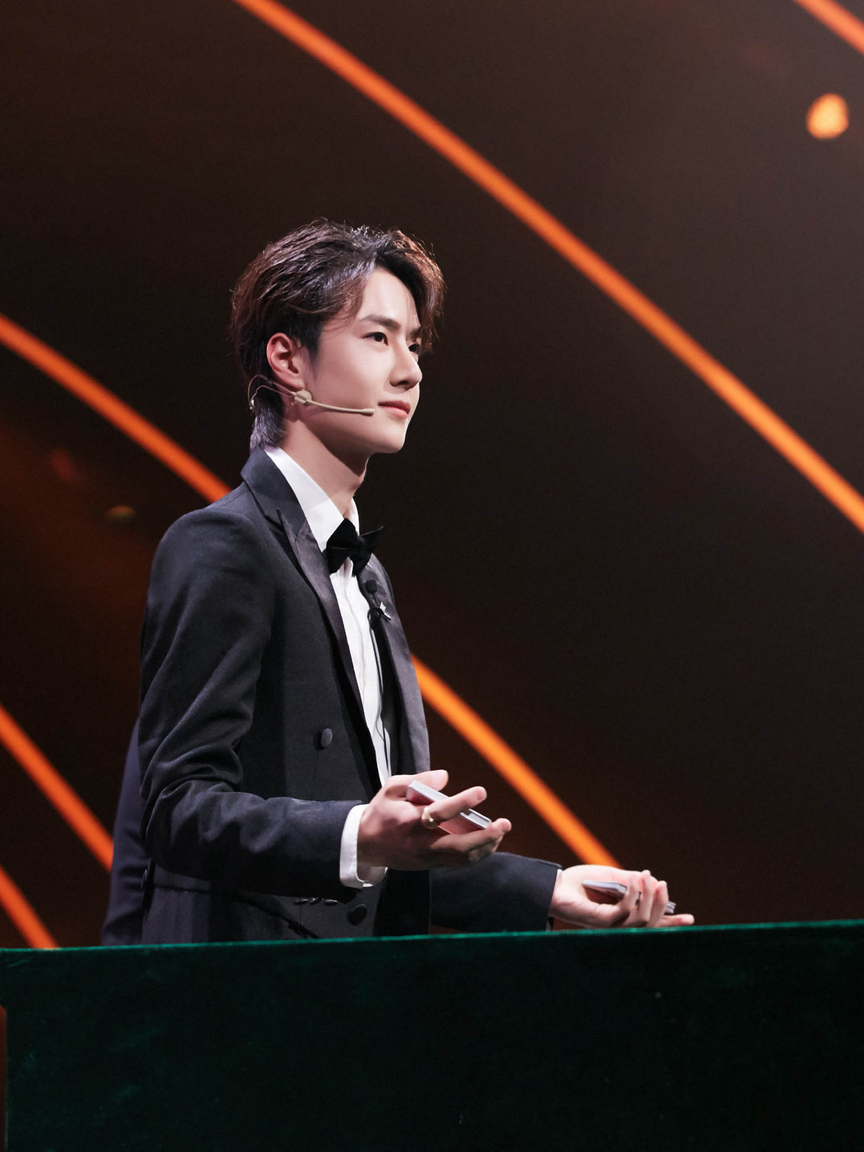 『造型真』183cm黄明昊和180cm王一博,同是黑西装造型,谁才是你的小王子?