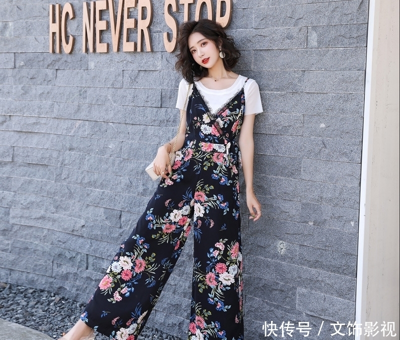  「个性」「街拍女神」个性时尚连体裤，如何穿搭？性感撩人修身显瘦