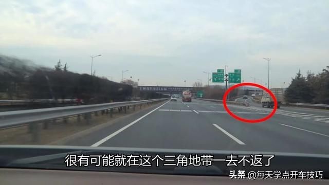 高速公路驾驶技巧，遇到这种情况，一定不要右转，知道的人不多