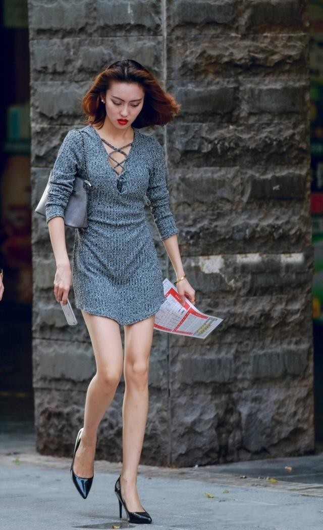 街拍：几位穿紧身裙的小姐姐，展现苗条身姿，哪一位更有魅力呢？