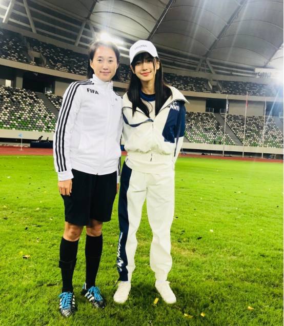 奔跑吧兄弟:baby、杨幂同框抢镜,扮足球宝贝难