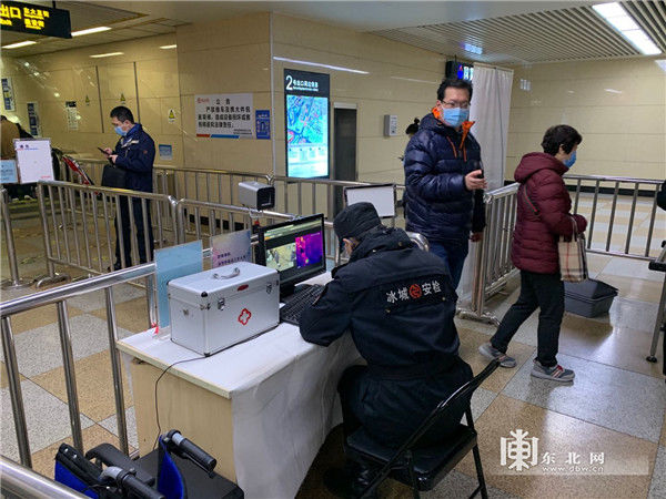 「地铁」哈尔滨地铁乘车秩序井然(组图)