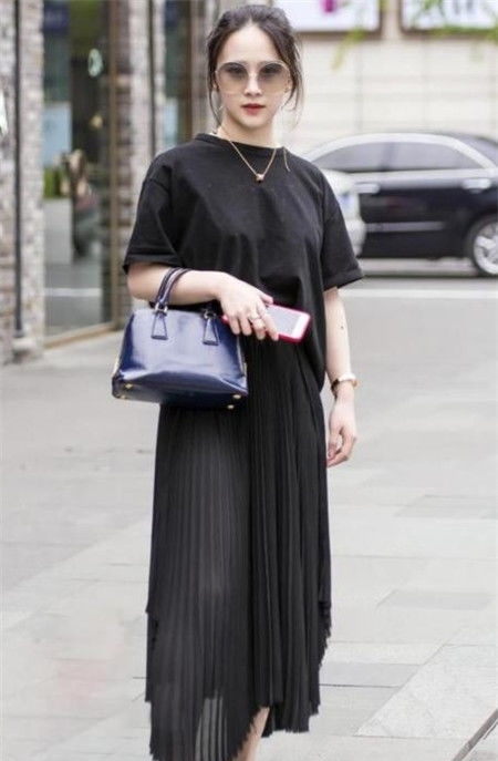 展现|街拍,美女紧身的穿搭展现曼妙身姿,纤腰不盈一握,时尚充满魅力