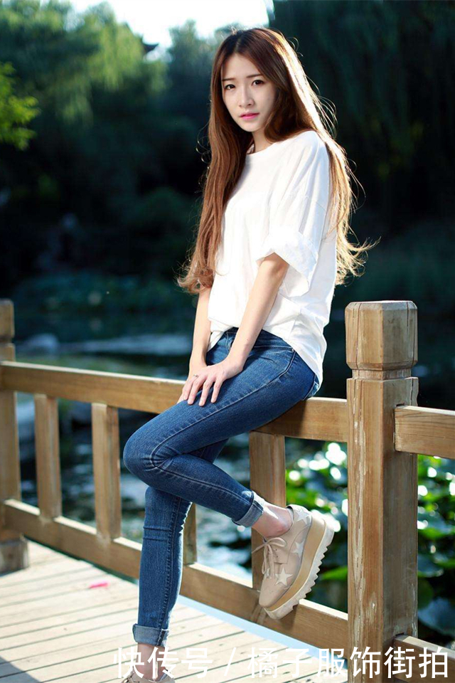 牛仔裤美女，身材曼妙有女神范，网友：让人心动！