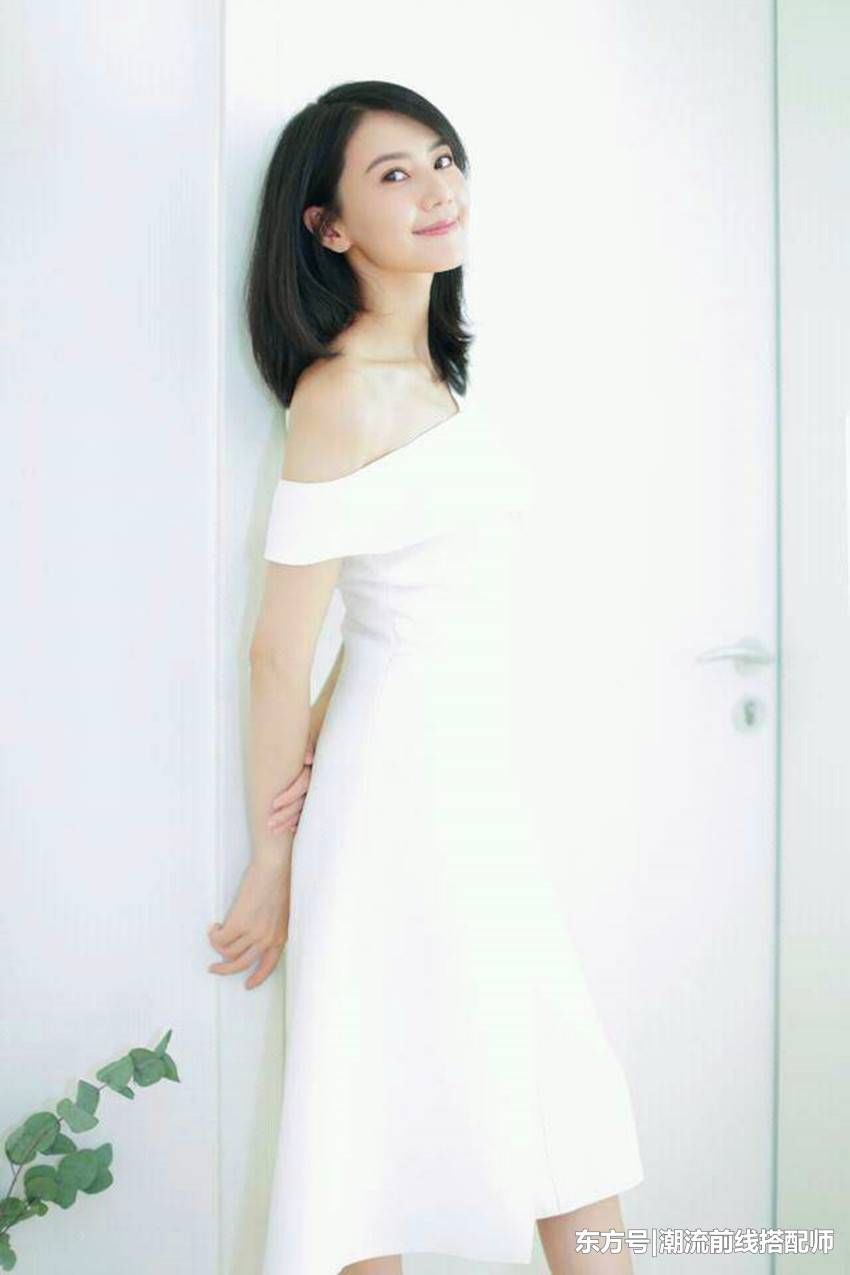 当霍思燕和高圆圆同穿半露肩白裙，网友:见识了少女和女神的差距