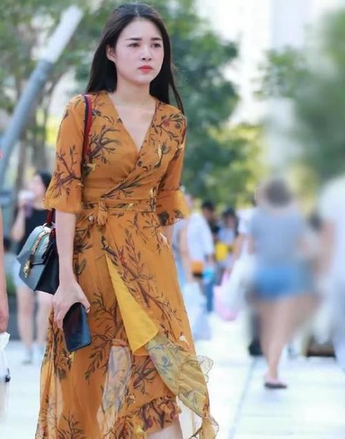  丰姿绰约：街拍：丰姿绰约的小姐姐，一条墨绿色的连衣裙，时尚女性气质十足