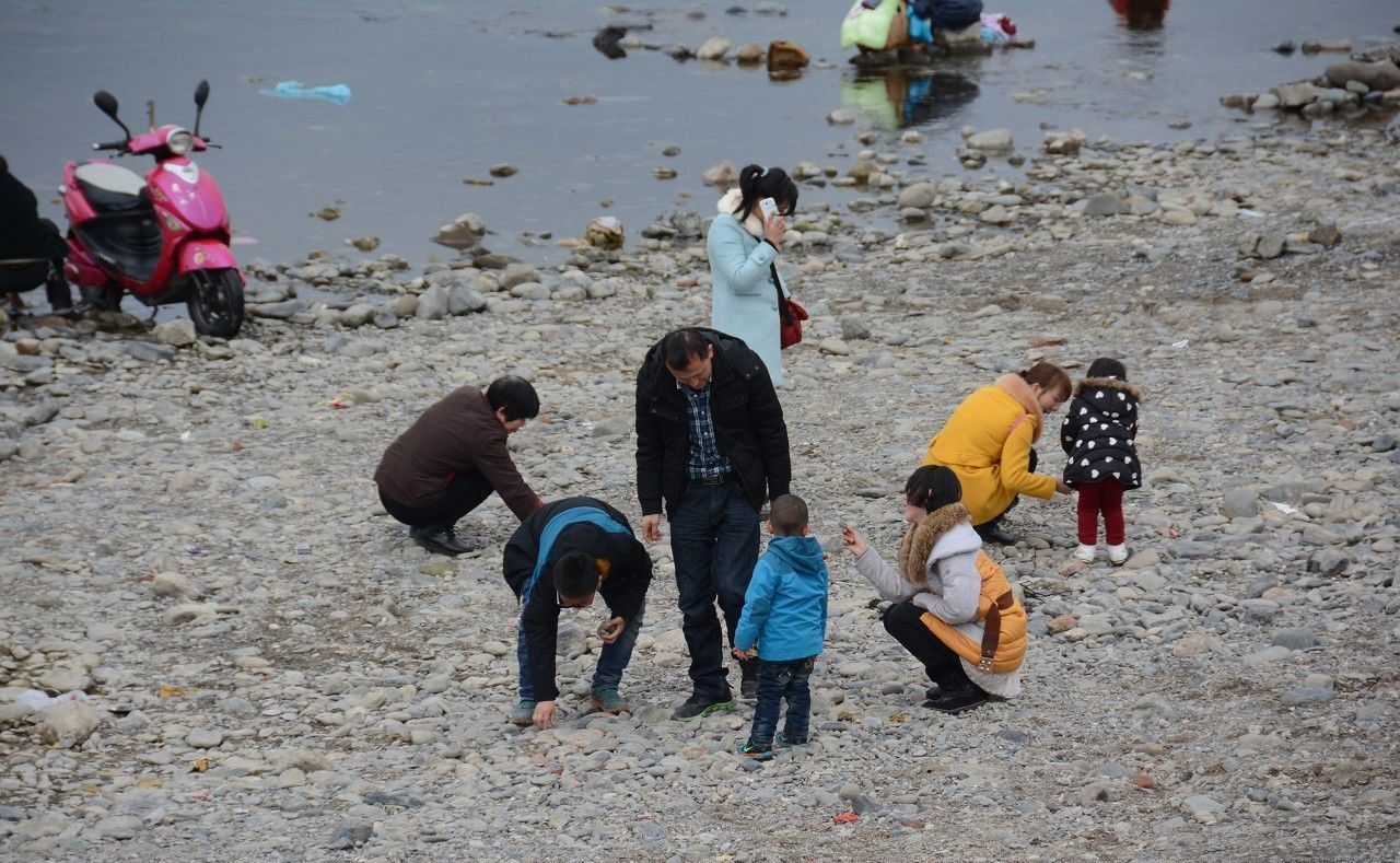 靠山吃山靠水吃水，这里的村民每天捡拾大渡河内的奇石售卖补家用