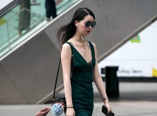 街拍：钟灵毓秀五官俊美的妹子，苗条性感时尚大方看着温馨！