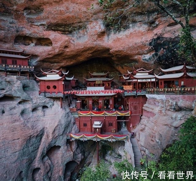 山西自驾旅行墙壁是悬崖,楼下就是万丈深渊!网友:吓到走不动