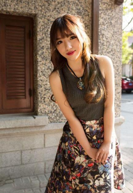 街拍美女:小姐姐肉色丝袜显身材, 野性纹身显魅力！