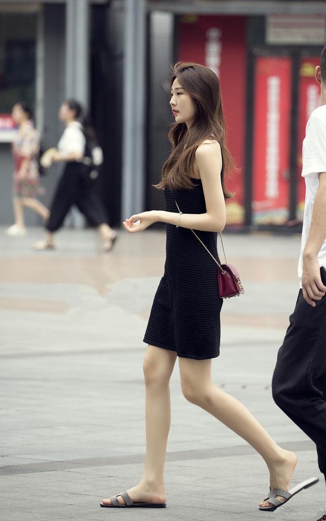 街拍：小美女高贵靓丽火热十足，身材真完美！