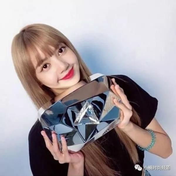 BLACKPINK Lisa 拼接牛仔裤搭配老爹鞋现身机场秀小蛮腰!