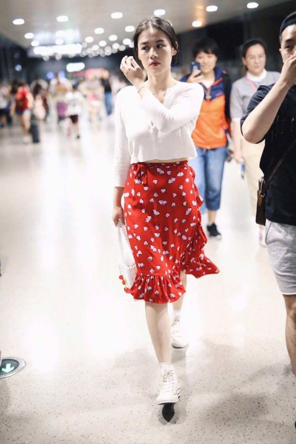 失恋后的马思纯现身机场，红裙下也难掩满脸落寞，瘦的令人心疼!