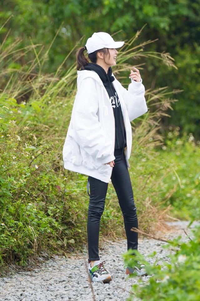 “娘娘”秦岚穿白裙减龄了不止5岁？俏皮打扮出发看秀，抢眼十足