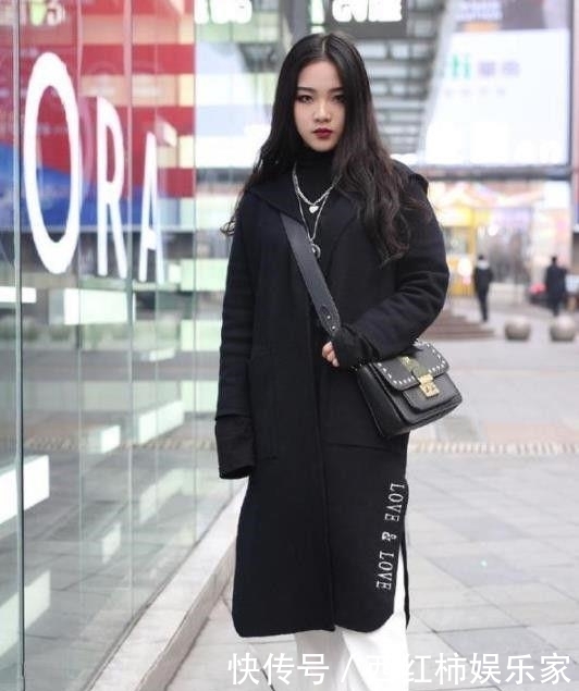  『婉约』美丽动人的美女街拍：身形有致的时尚美女，穿出时尚婉约美