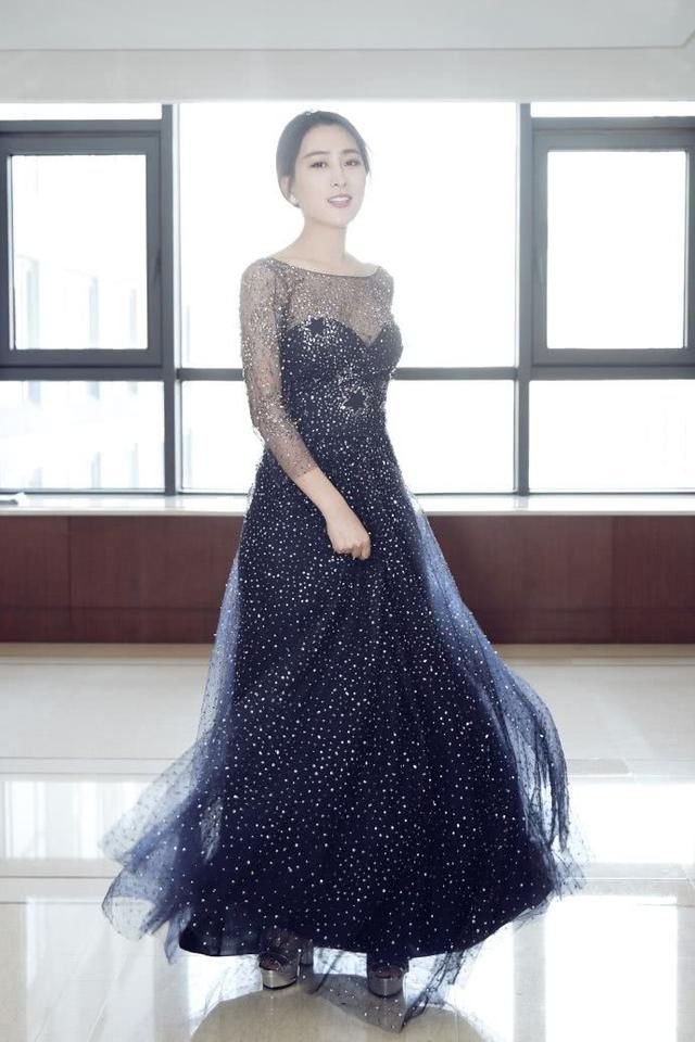 马苏不过是梳了个中分发型，就像换了张脸，连画风都变高级了！