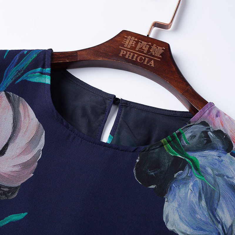 如今女人穿衣真大胆，深V装实力”真空“亮点满满，秀出傲人身材