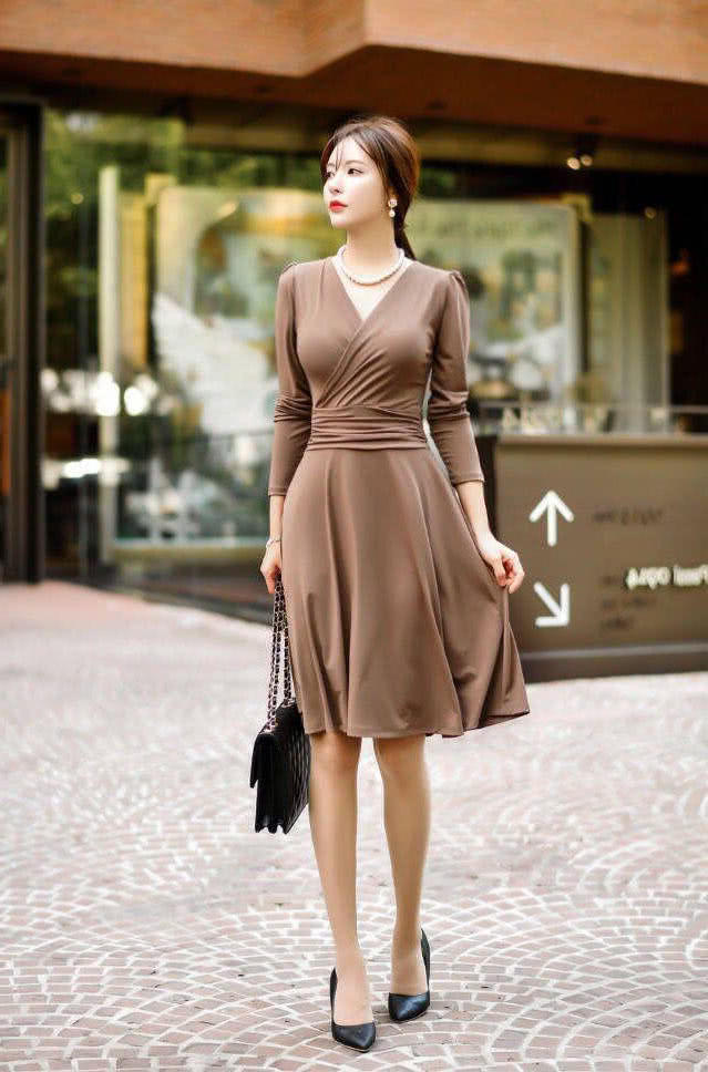 妙龄气质美女身材高挑迷人，一件裹胸短裙无法遮挡下垂的缺点