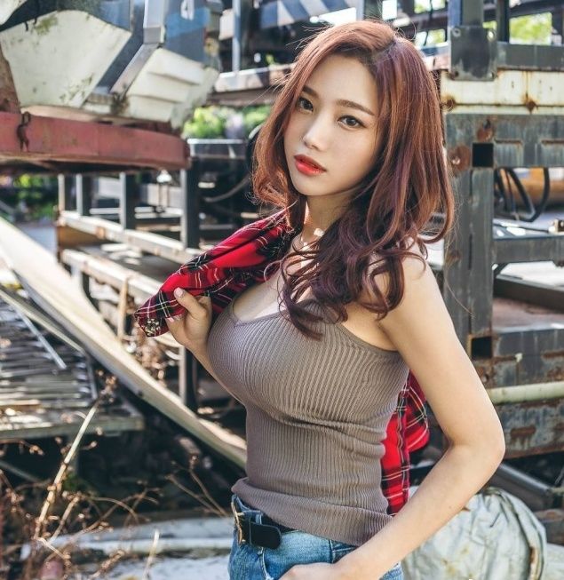 街拍:小姐姐吊带加热裤，性感曲线长腿妖娆惹人醉!