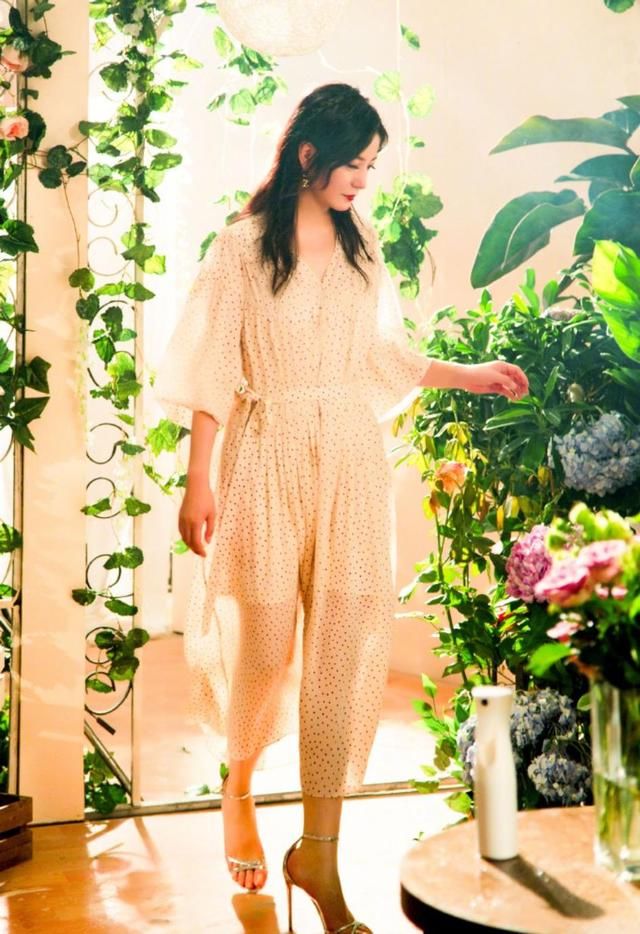 高圆圆新发型太嫩,性感吊带穿出清纯味道!舒淇粉色礼服太惊艳!