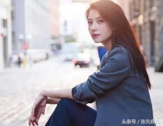 高圆圆身穿白色裙子，大胆开叉，网友：真想给她撕掉！