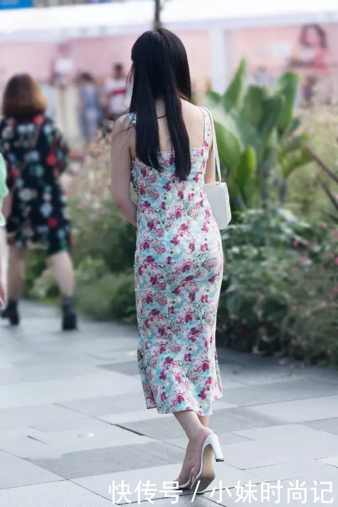  时尚女生：街拍：穿不腻的裙装,总是能够吸引街头的目光