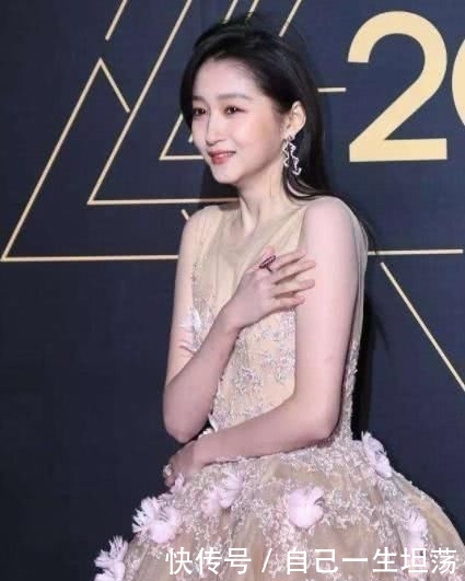 『冻得』女星冬天走红毯赵丽颖被冻哭,她冻晕了,杨幂才是情商最高的