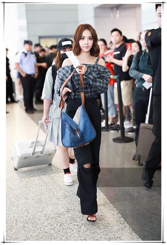 蔡依林为博眼球，在阔腿裤上挖了两个洞，网友：这腿秀的我给满分